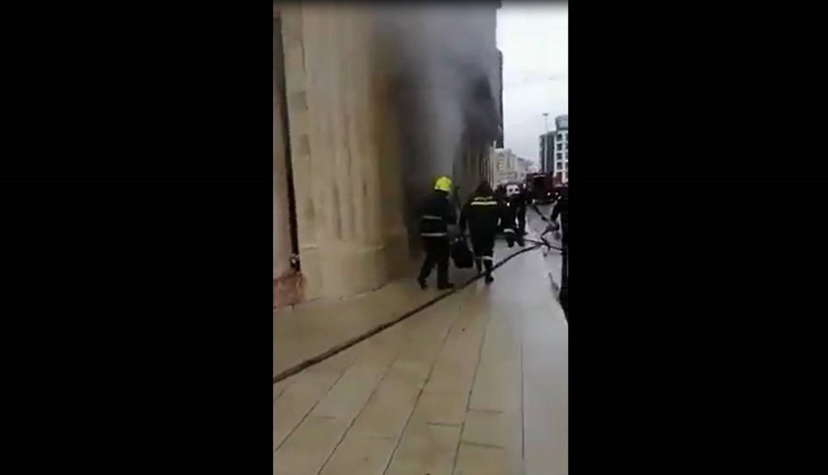 حريق في مبنى في وسط بيروت والدفاع المدني عمل على إخماده (فيديو)