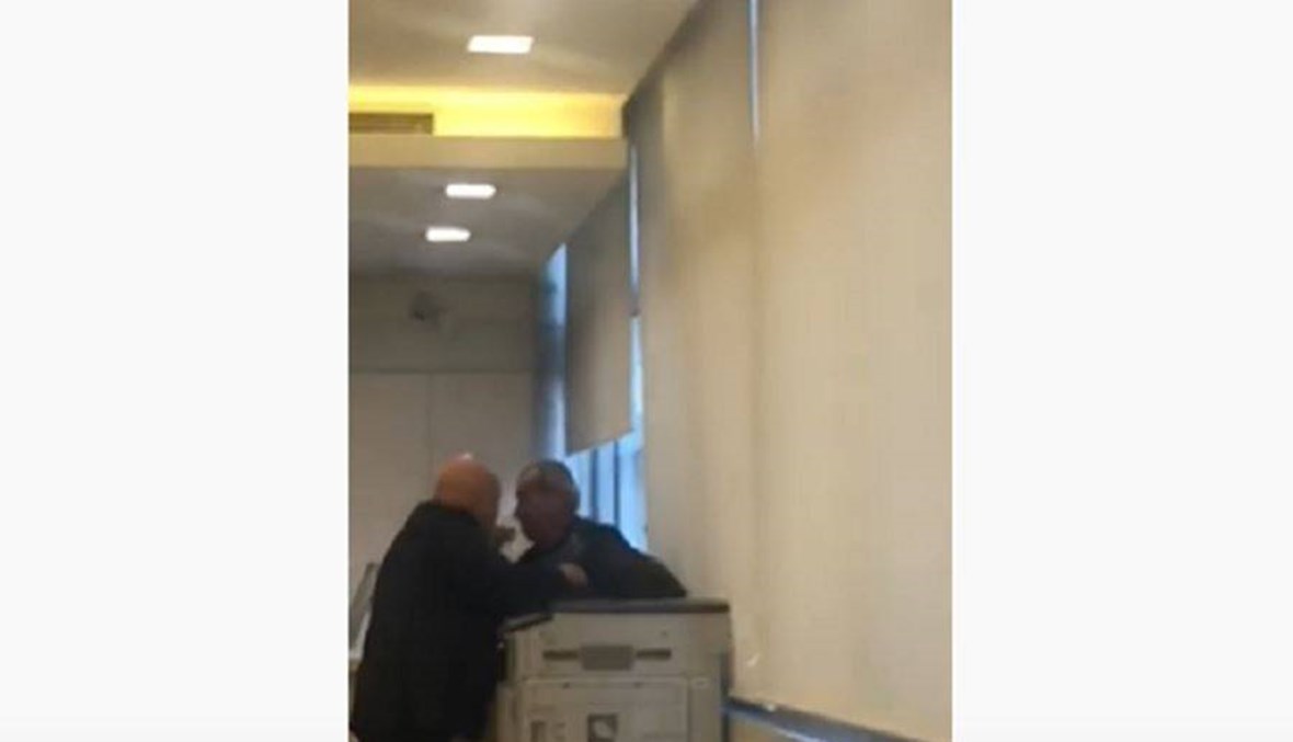 بالفيديو- المشهد الأكثر تعبيراً... مواطنٌ يحاول إحراق نفسه داخل أحد المصارف