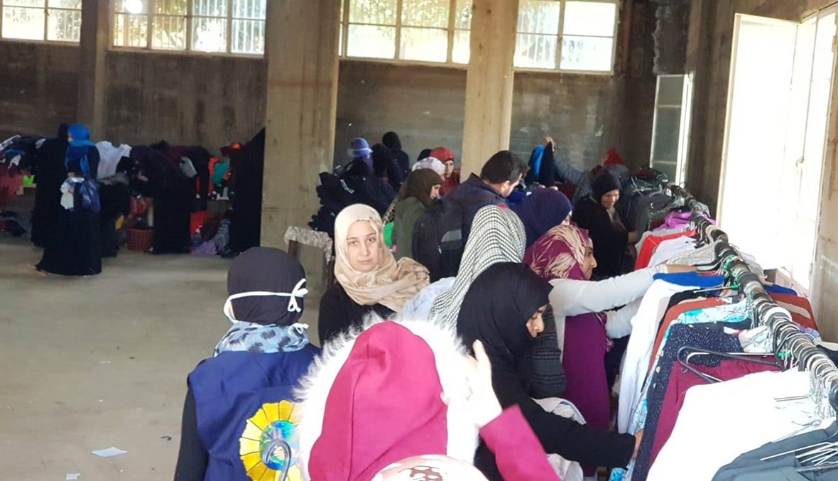 جمعية الإرشاد الخيرية توزع الألبسة في عكار على عائلات لبنانية وسورية