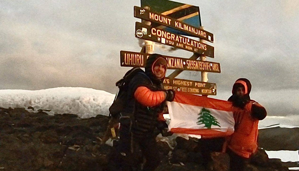 العلم اللبناني يرفرف على قمّة جبل كيليمنجارو في تنزانيا... فخر الانتماء الوطني (صور)