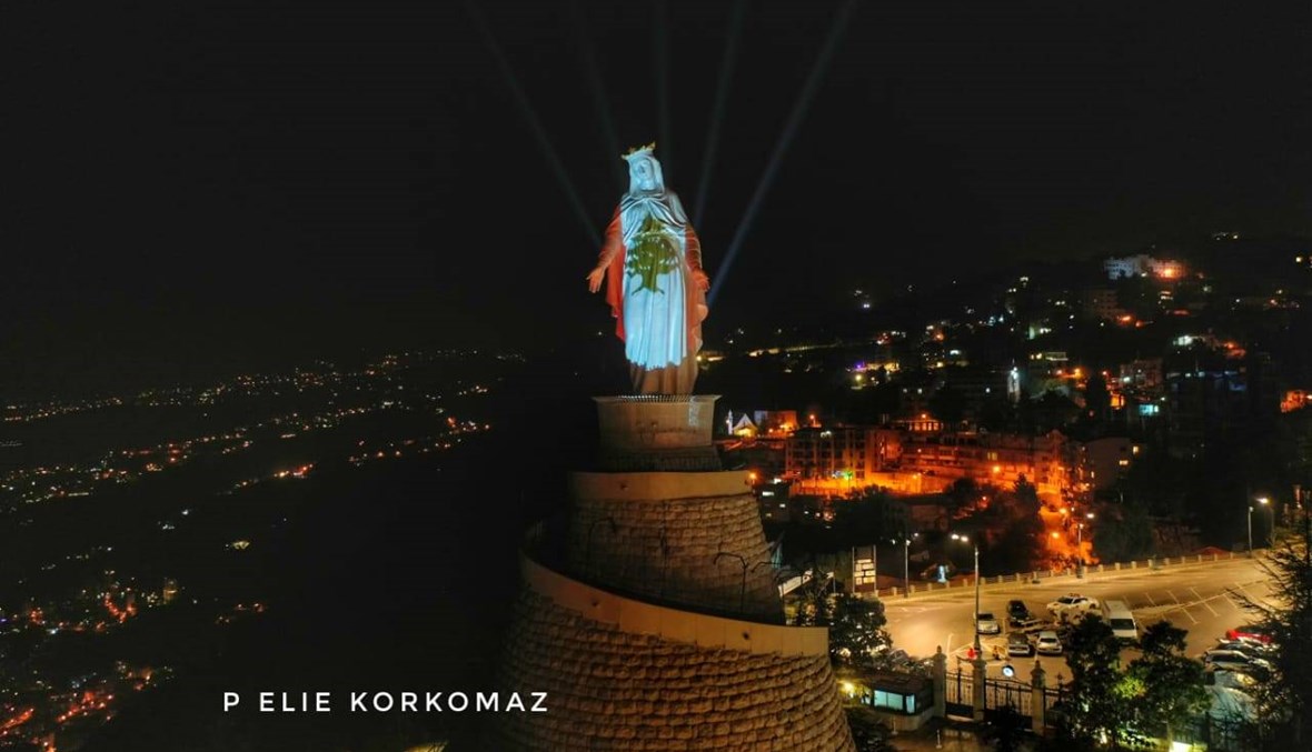 على نيّة لبنان وشفاء شعبه... إضاءة تمثال السيّدة العذراء في حريصا بالعلم اللبناني (صور وفيديو)