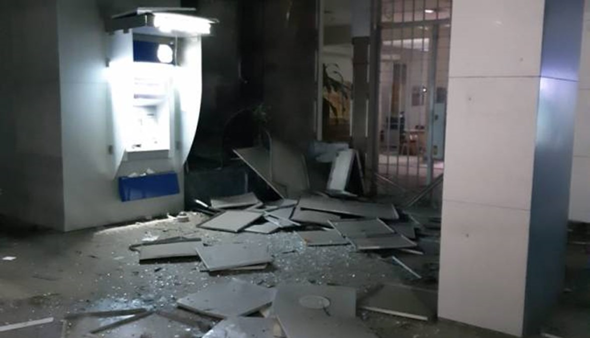 إلقاء قنبلة يدوية على فرع مصرف "فرنسبنك" في صيدا... الأضرار مادية (صور)