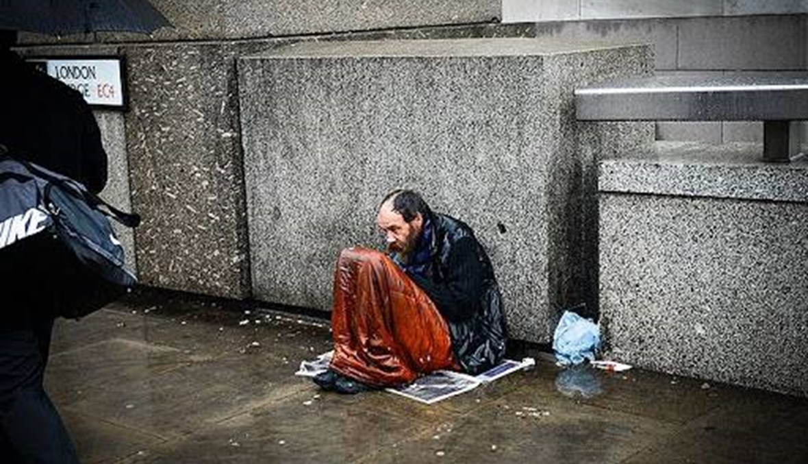 رجلٌ يبحث عن الطعام في القمامة... صدمة إيجابيّة، ابتسامة وأمل (فيديو)