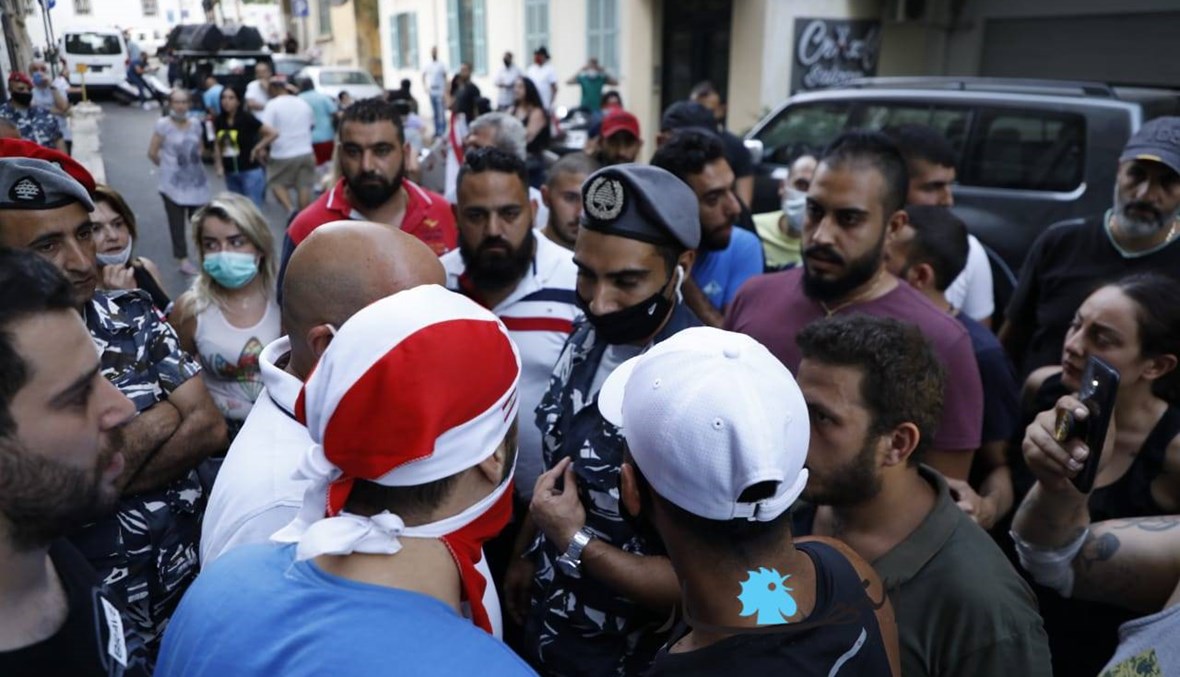 بالفيديو والصور- اشتباك بين متظاهرين والقوى الأمنية أمام منزل القاضية غادة عون