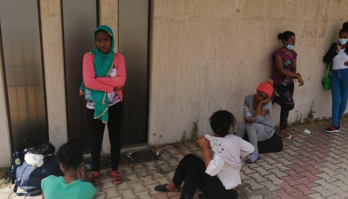 العاملات المنزليات في لبنان أمام خيارات أحلاها مرّ... تفاصيل رحلات العودة