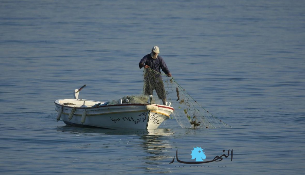 أوساخ بدل الأسماك في شِباك الصيادين... مَن يرمي النفايات في بحر صيدا؟ (صور وفيديو)