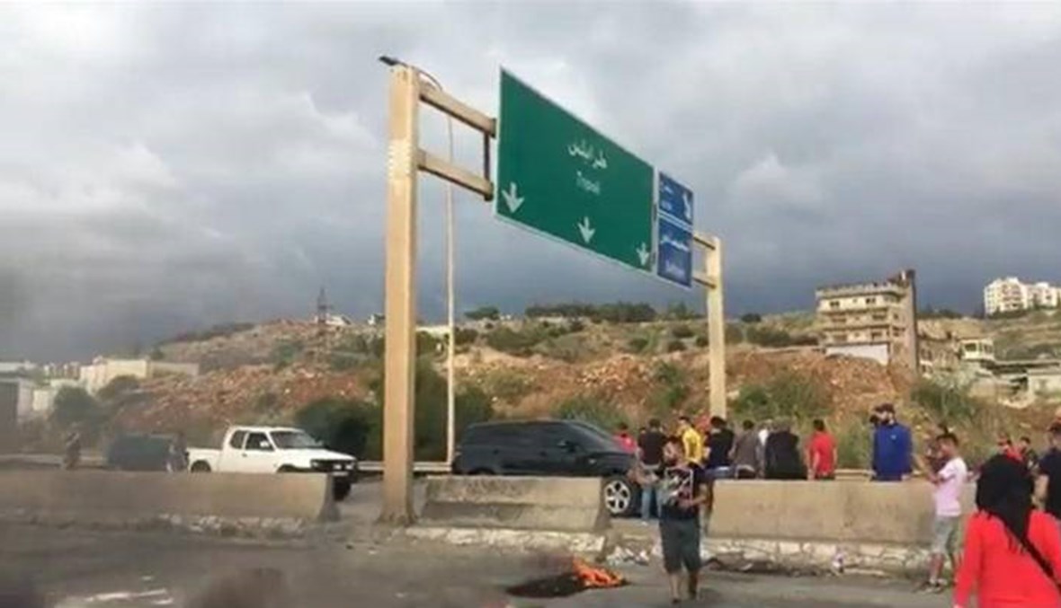 أمن الدولة توقف ربيع الزين في جبيل... قطع طرق في الشمال احتجاجاً (صور وفيديو)