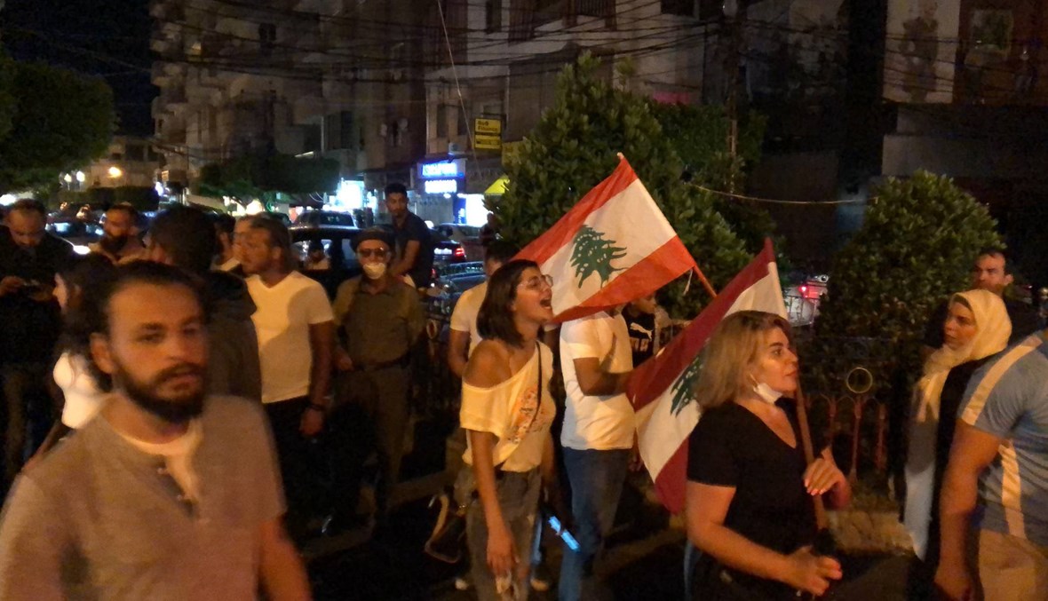 المحتجون نزلوا إلى الشارع في صور مساء احتجاجاً على ارتفاع سعر الدولار