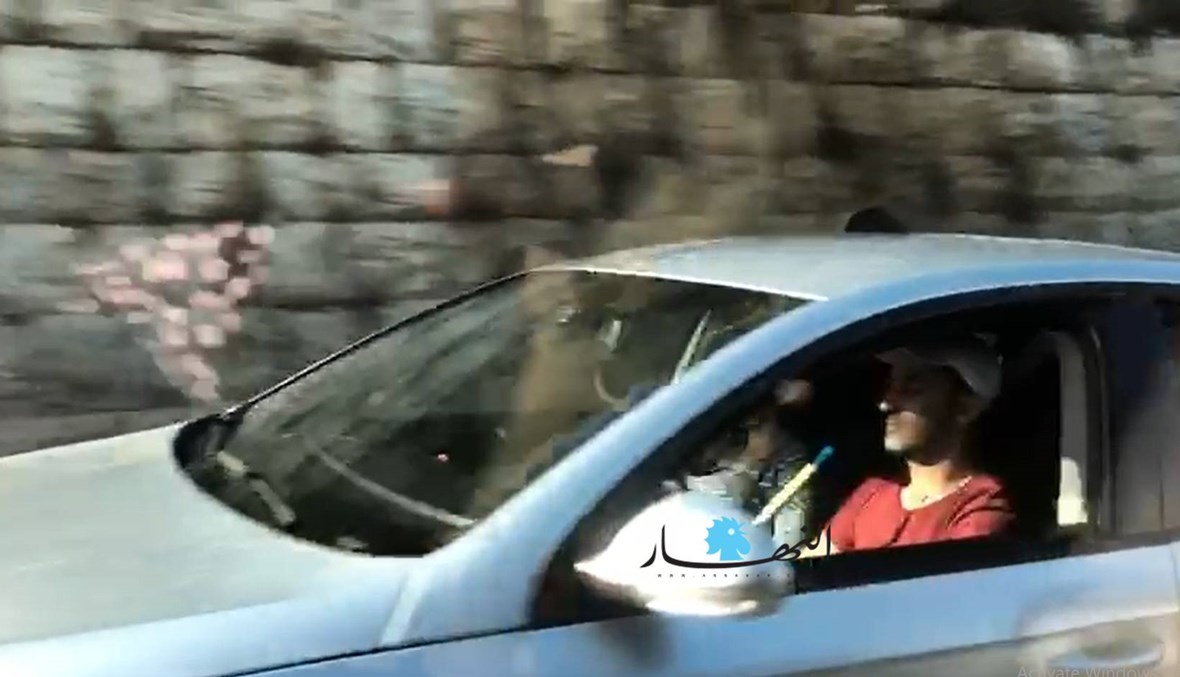 بالفيديو- رجل يدخّن النرجيلة خلال قيادته السيارة على طريق ضهر البيدر!