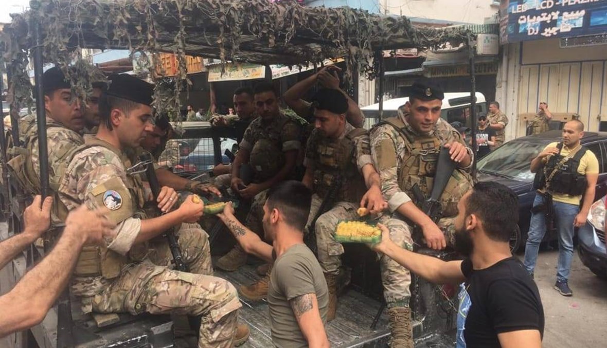 وفد من قيادة الجيش يزور التبانة بعد المواجهات... ترحيب وتوزيع حلوى (صور وفيديو)