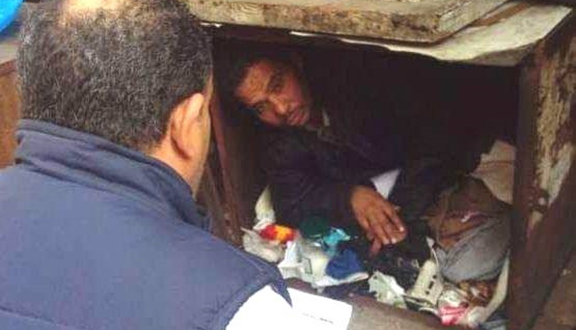 تفاصيل صادمة... شاب مصري يعيش في صندوق حديدي بالشارع 31 عاماً