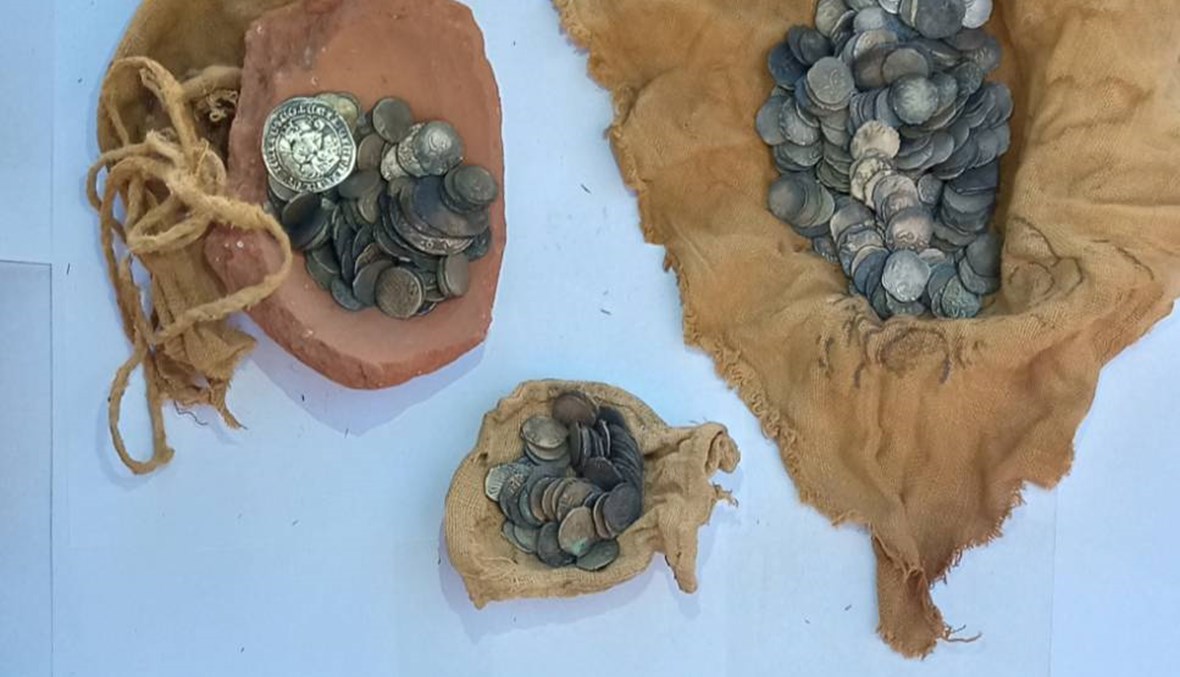 العثور على 370 عملة معدنية أثرية مخبأة بكنيسة في صعيد مصر