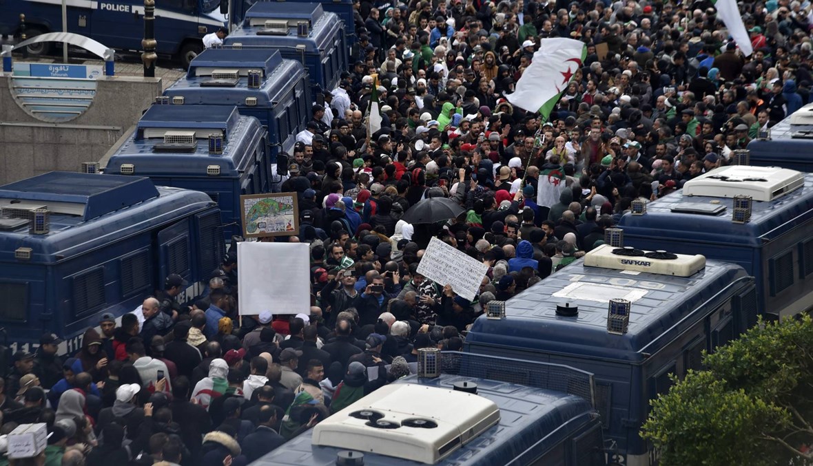 تظاهرة طالبية في الجزائر من أجل "انتقال ديموقراطي": "مسيرتنا سلمية، مطالبنا شرعية"