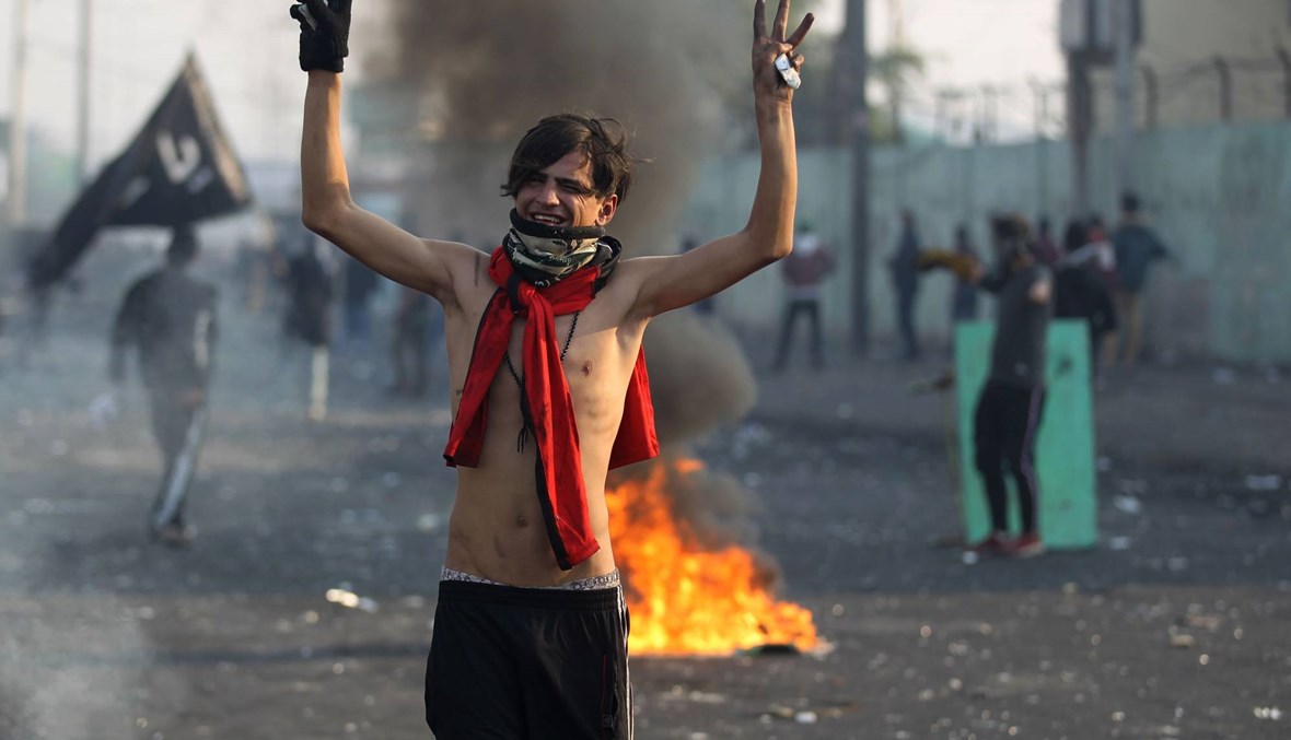 مواجهات بين متظاهرين وقوات الأمن في بغداد والسلطة في حالة شلل