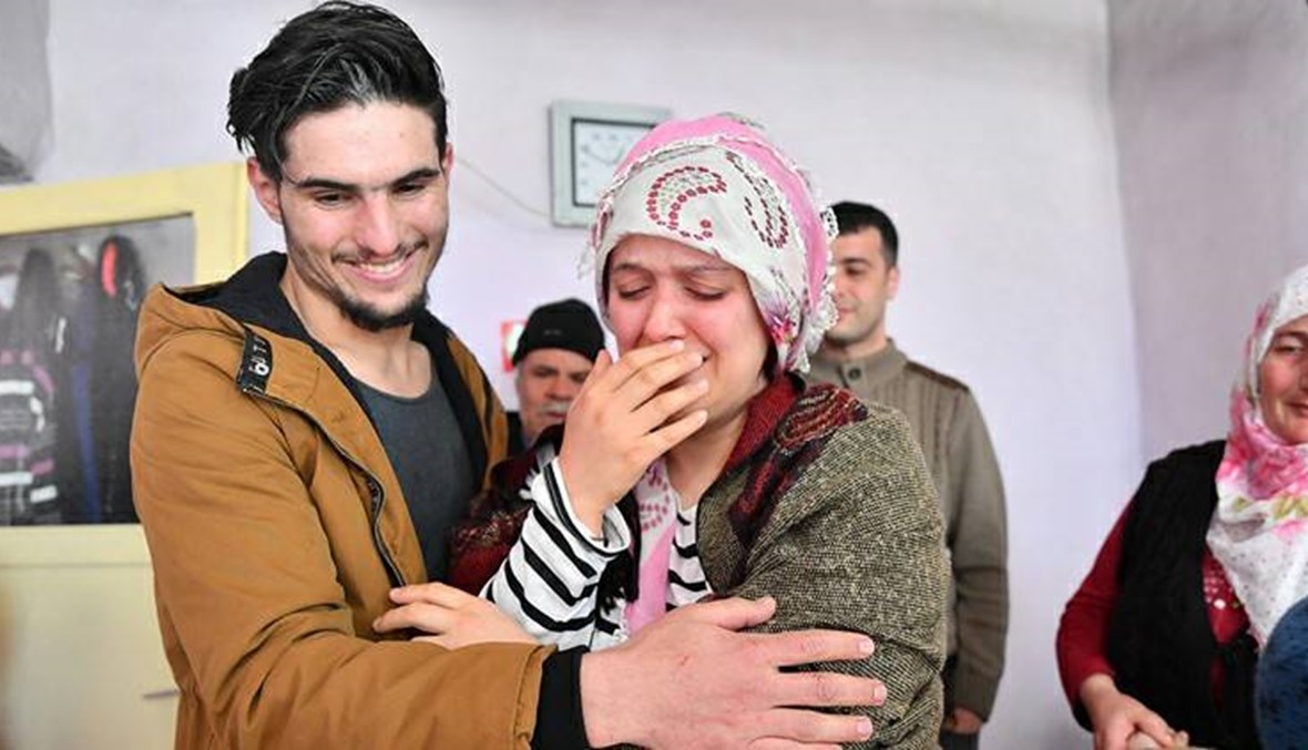"البطل" الذي أنقذ عائلة تركية خلال الزلزال الأخير... لقاء بالدموع والأحضان (فيديو)