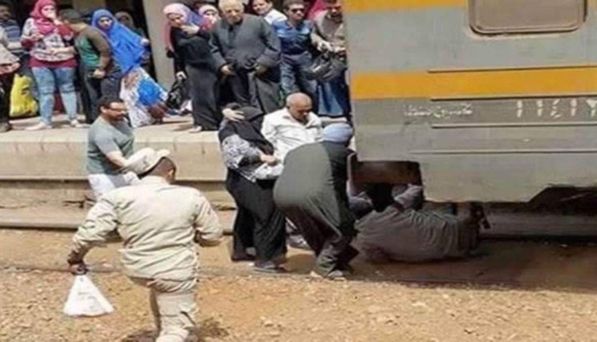 الأب الشجاع... مصريّ يلقي بنفسه أسفل قطار لإنقاذ طفلته وغرامة في انتظاره (فيديو)