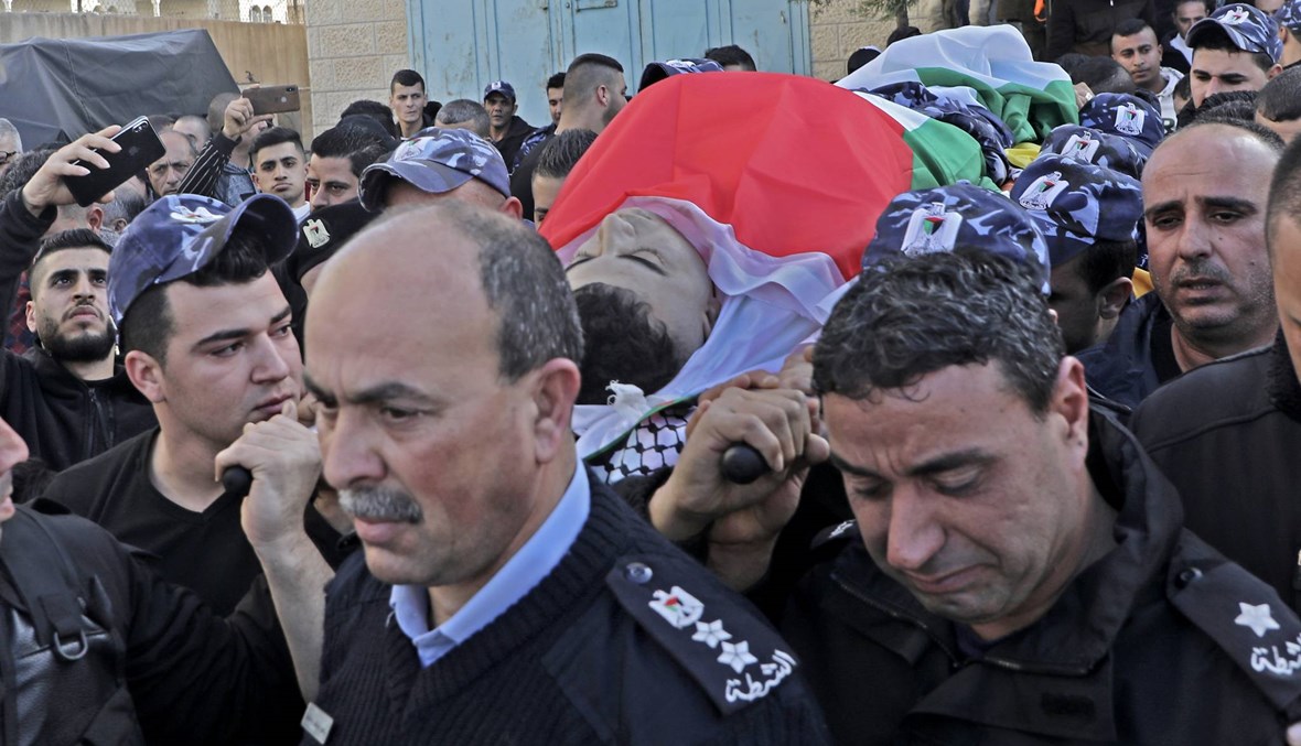 الشرطة الفلسطينيّة تحقّق في مقتل أحد أفرادها برصاص الجيش الإسرائيلي