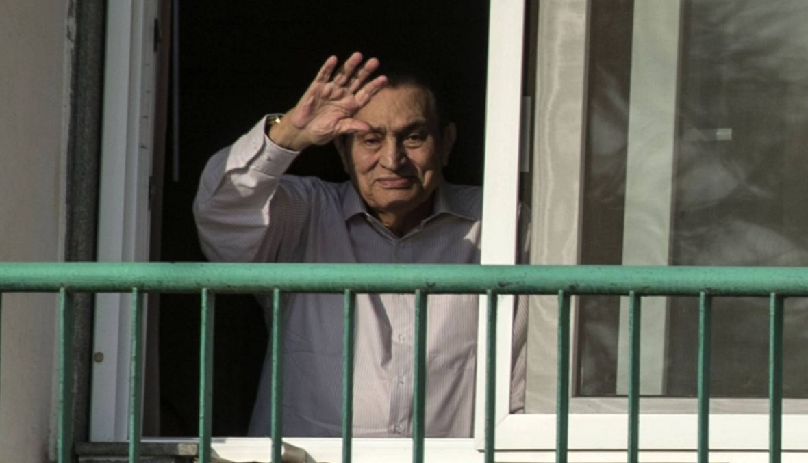 محاكمات وسجن ومستشفيات... كيف عاش حسني مبارك سنواته الأخيرة منذ التنحّي؟