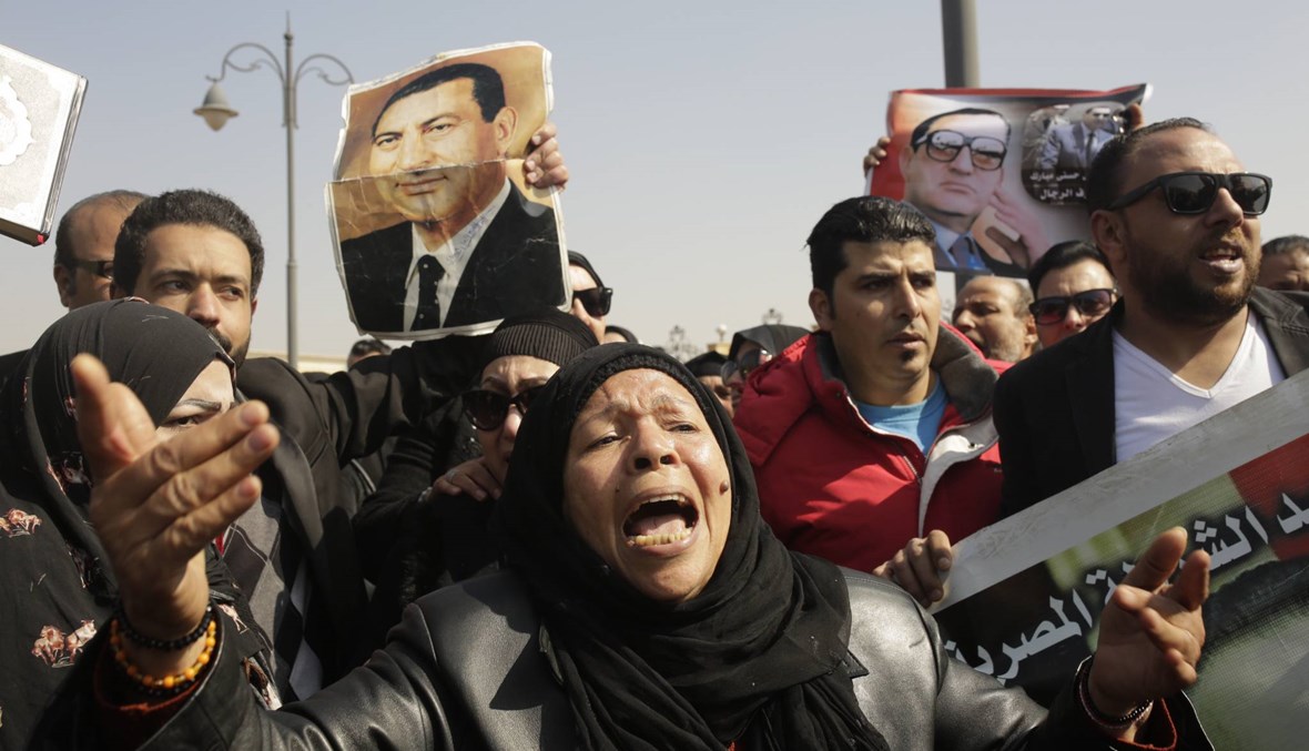 مصر تشيع حسني مبارك في جنازة عسكرية