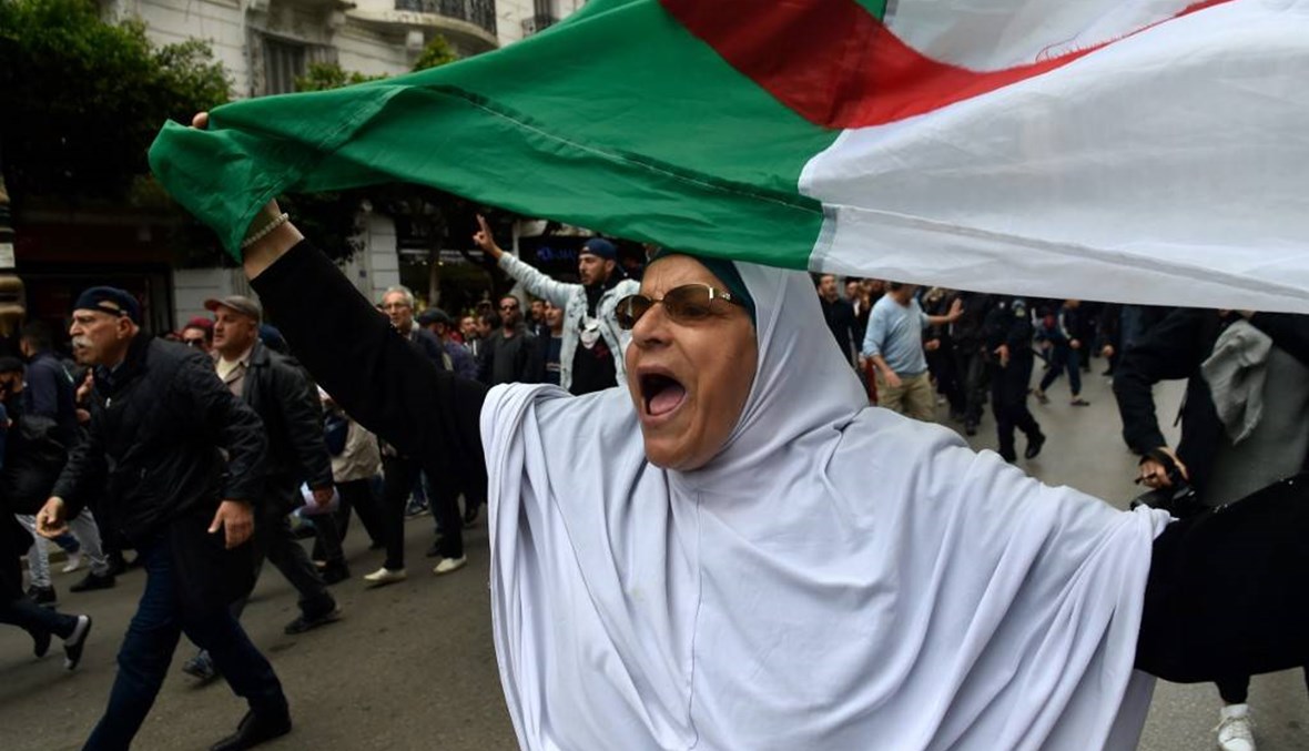 الشرطة الجزائرية تفرّق تظاهرة مناهضة للنظام وسط العاصمة: "الجنرالات إلى المزبلة"