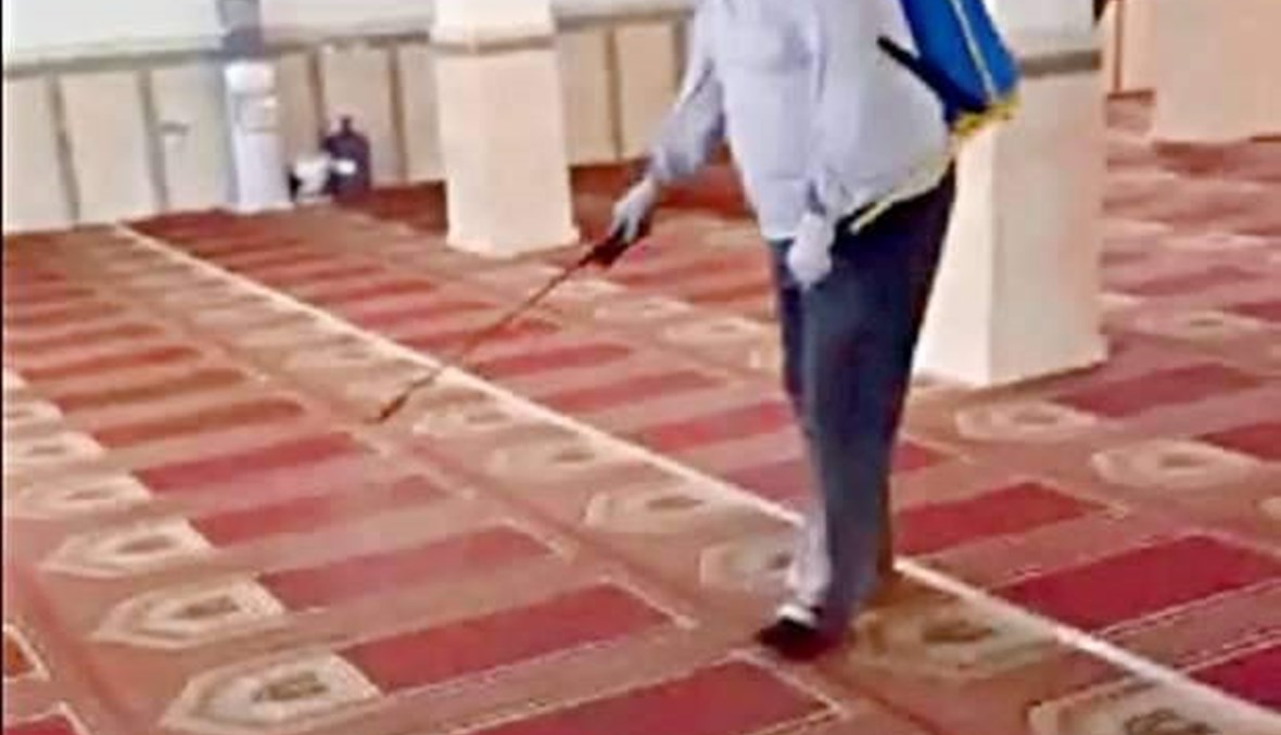 نقطة مضيئة بزمن كورونا... مسيحي يُعقّم المساجد في مصر لحماية المصلّين (صورة)