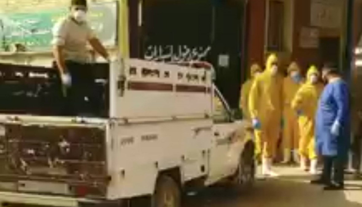 داخل كيس بلاستيكي... جثمان متوفّى بالكورونا على سيارة نقل يثير الجدل في مصر (فيديو)