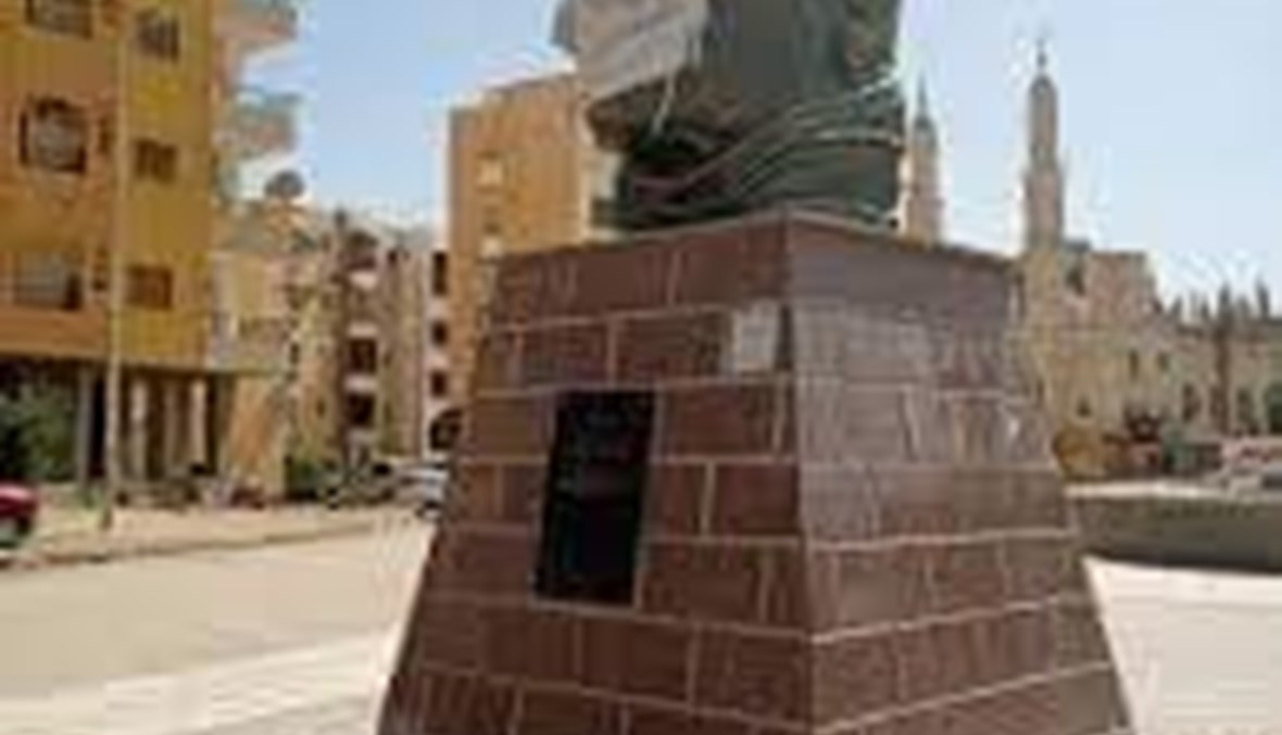 "كمامة" على تمثال عباس العقاد تثير الغضب في مصر