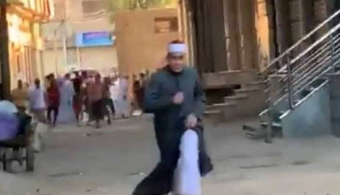 فيديو متداول لـ"هروب إمام حاول إقامة صلاة العيد في مصر" (فيديو)