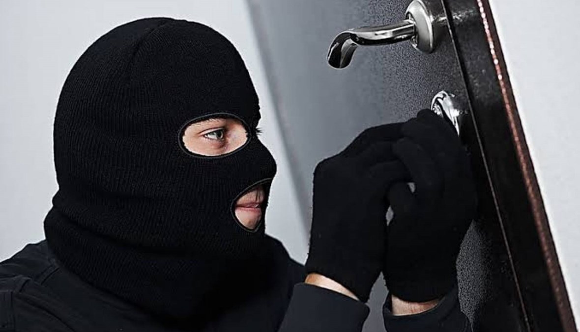 جارته ماتت بكورونا وأهلها في العزل فسرق منزلهم بلا رحمة