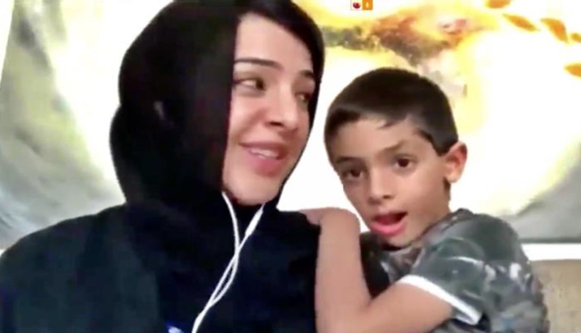 بالفيديو: ابن وزيرة إماراتية يتسلل خلال بث مباشر