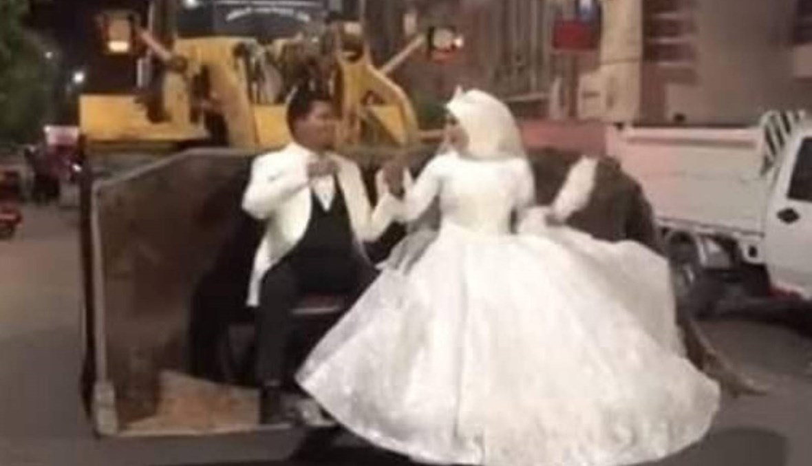 القبض على العريس بعد غضب كبير... مصريّان يتحديان كورونا ويُزفّان على "رافعة" (فيديو)