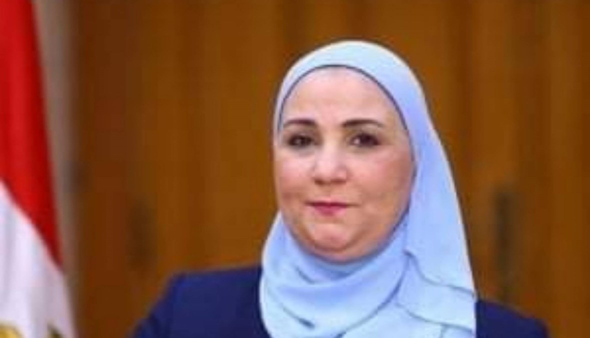 وزيرة مصرية تستقبل مواطناً بعد انتشار صوره على "السوشيل ميديا"