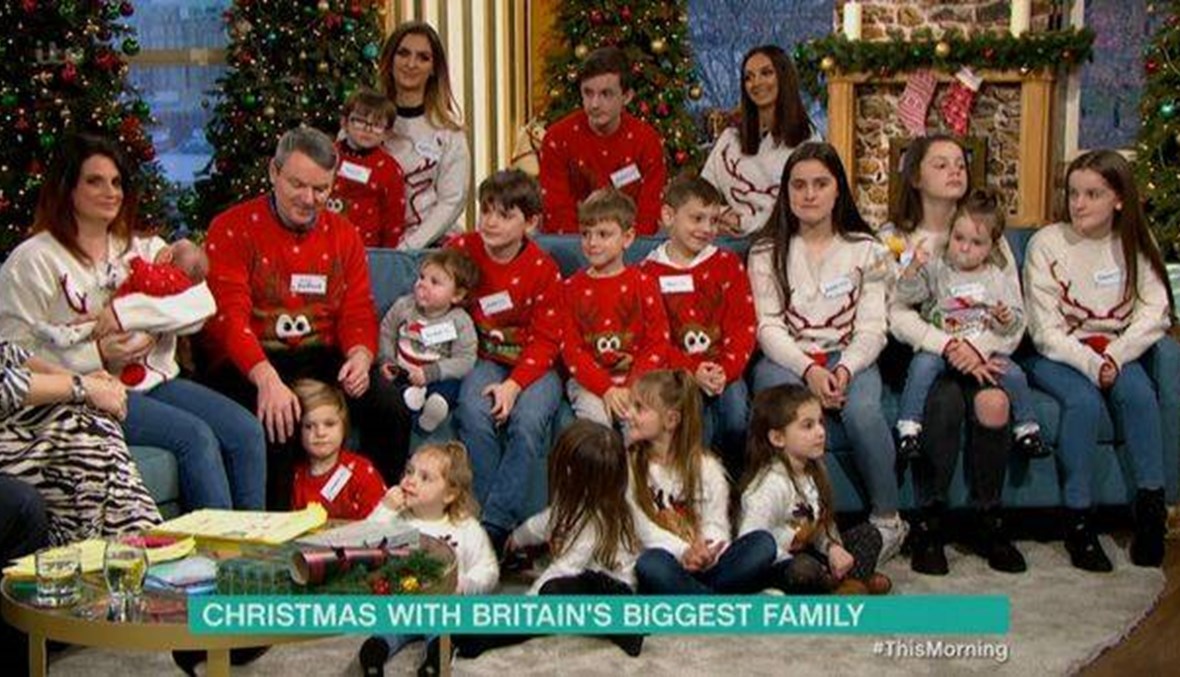والدان و21 طفلاً... هكذا أمضت أكبر عائلة في بريطانيا عيد الميلاد