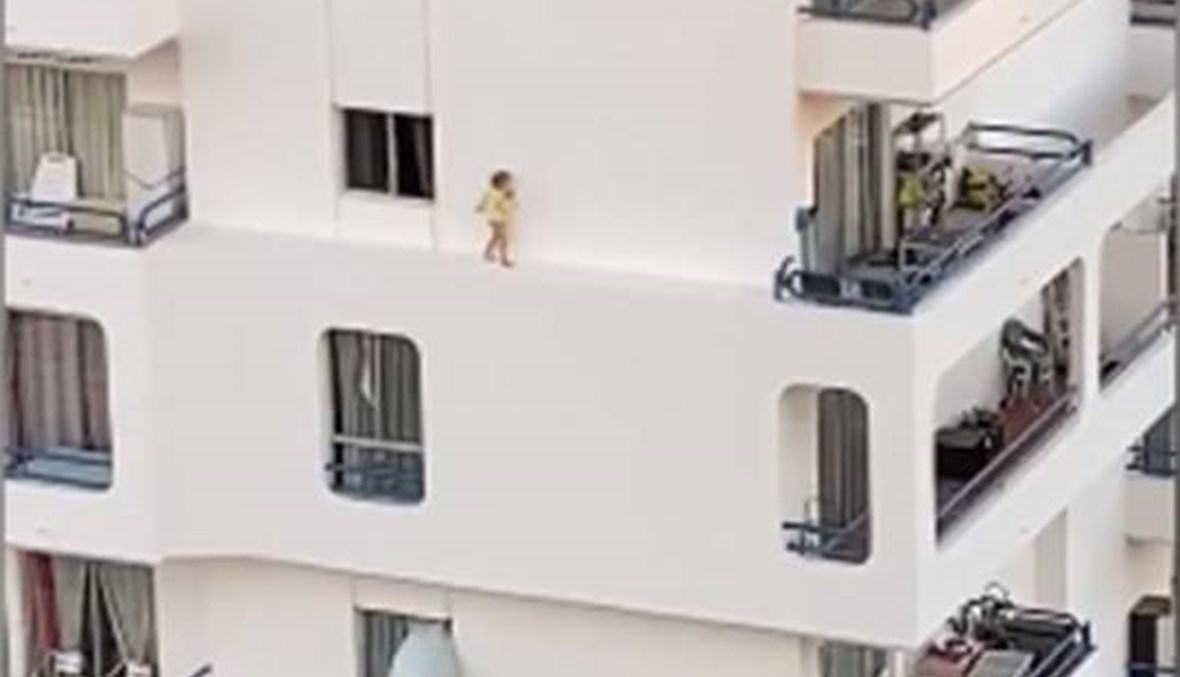 مشهد مرعب لطفلة تركض على طول حافة الطبقة الرابعة
