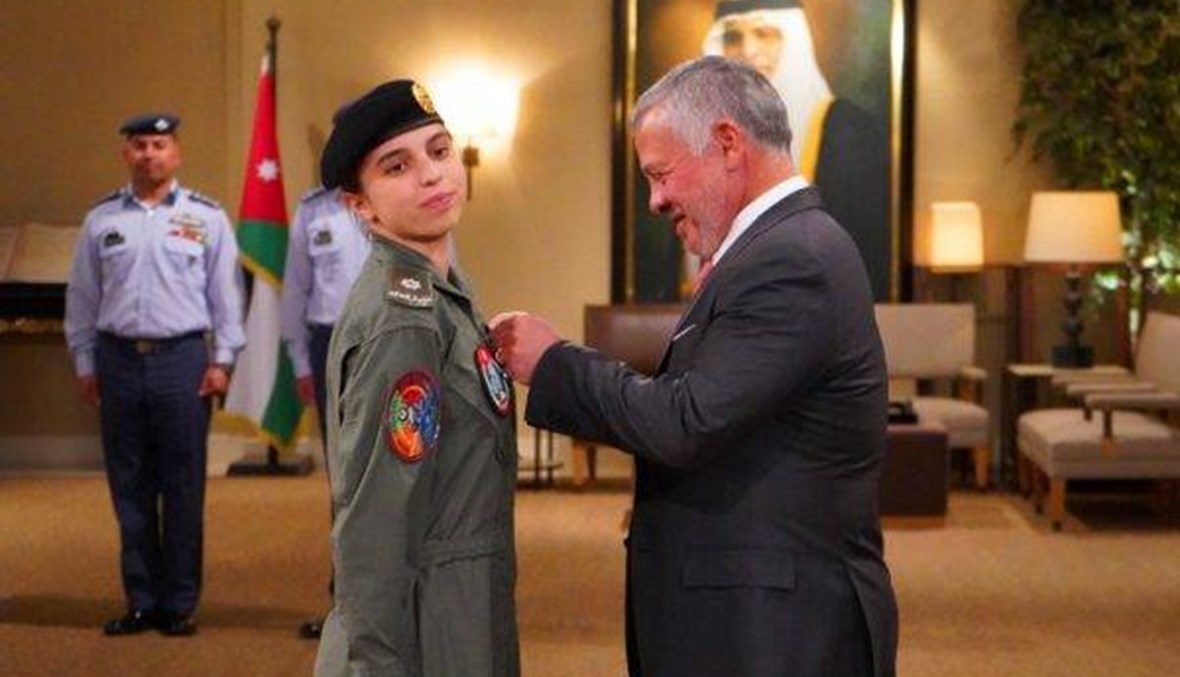 ملك الأردن يقلد ابنته الأميرة سلمى جناح الطيران