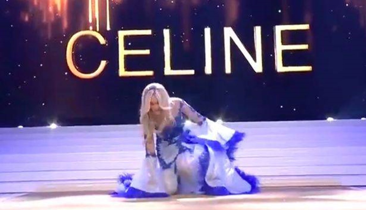 فيديو- ملكة جمال بلجيكا تتعثّر وتسقط أرضاً مع حمّالة الصدر!