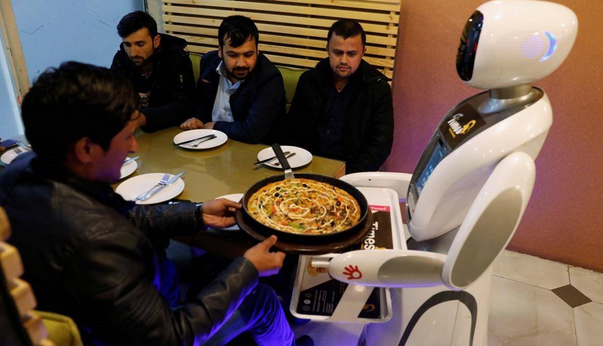 للمرة الأولى... نادلة "روبوت" في معطم للوجبات السريعة بأفغانستان: "مبادرة جيدة"