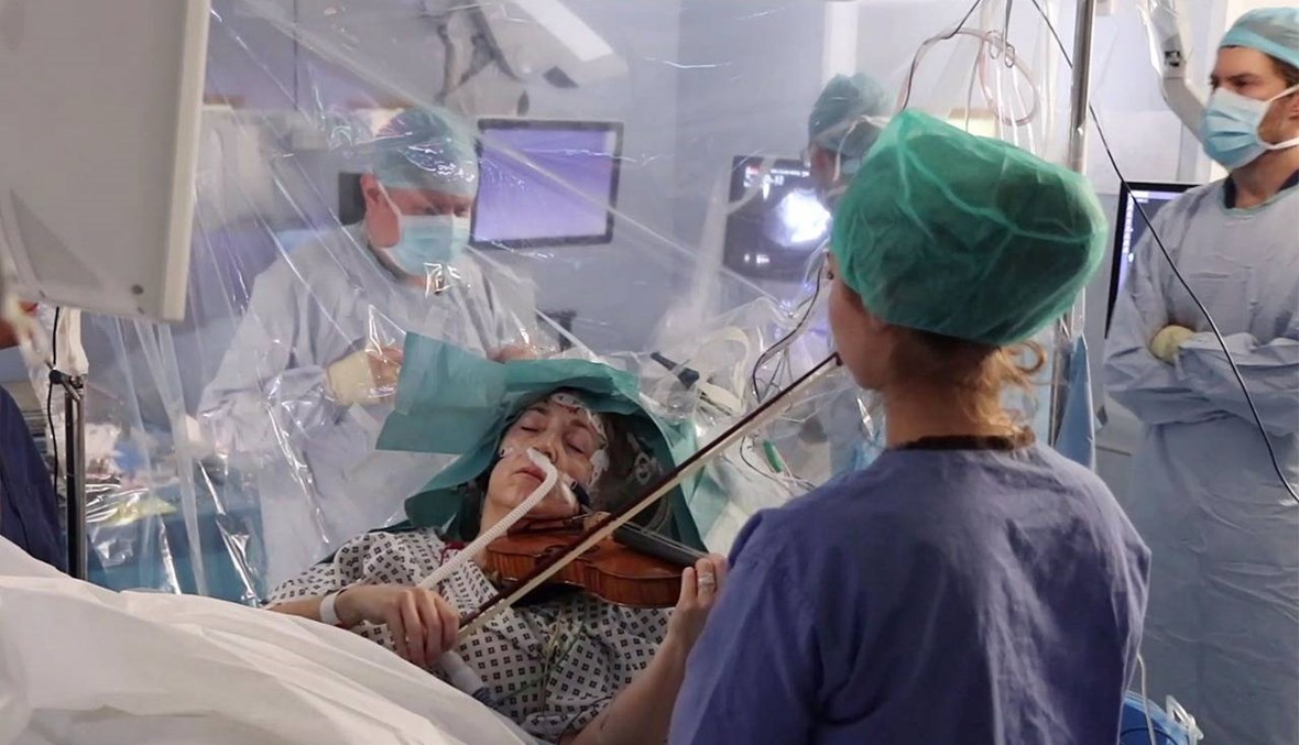 مريضة تعزف على الكمان أثناء خضوعها لجراحة استئصال ورم... "شغفٌ لأربعين عاماً" (فيديو)
