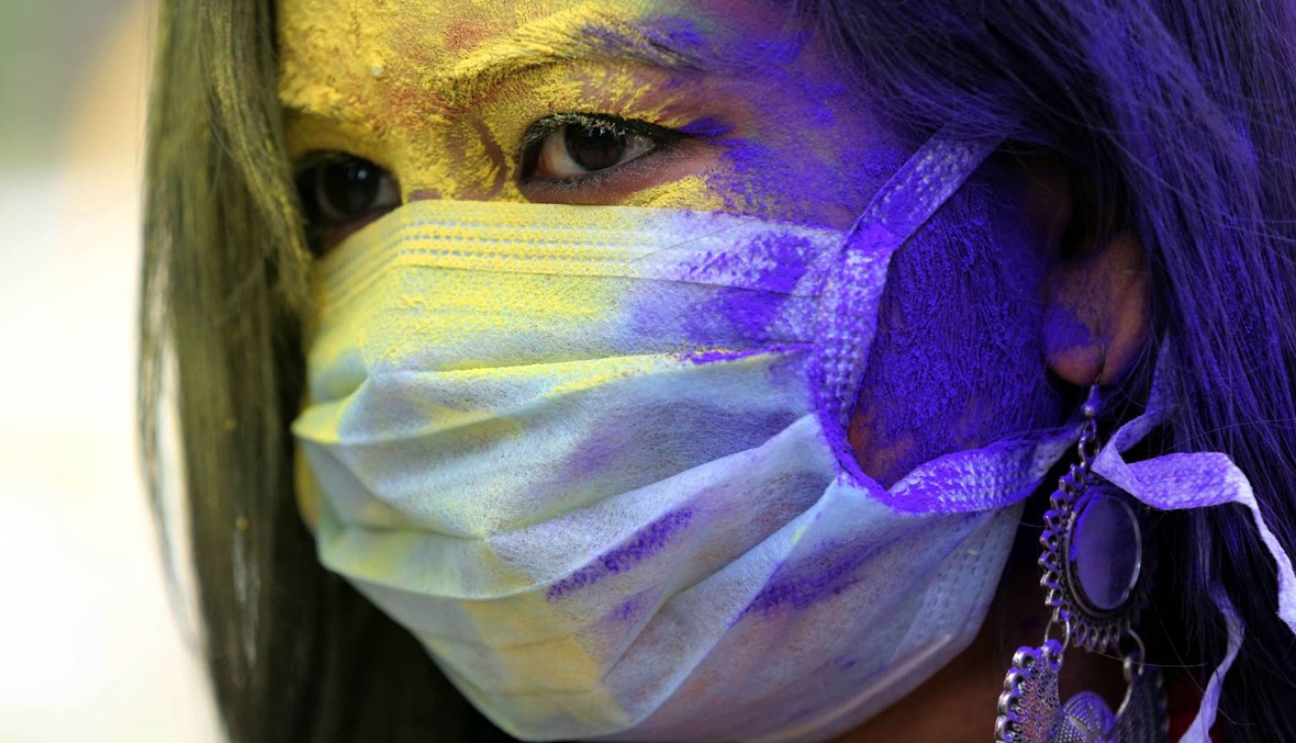 بالصور... المئات يحتفلون بمهرجان الألوان "هولي" وسط مخاوف من كورونا