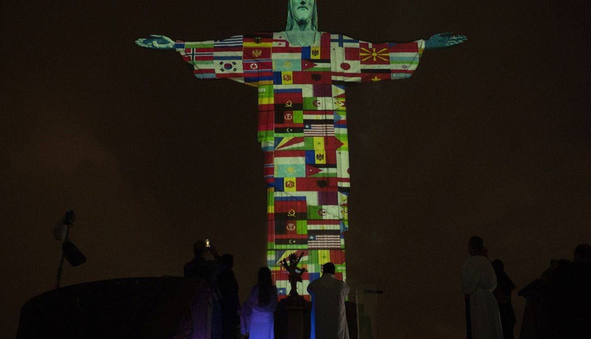 إنارة تمثال المسيح في ريو دي جانيرو بالأعلام ورسائل للصلاة في مواجهة الوباء