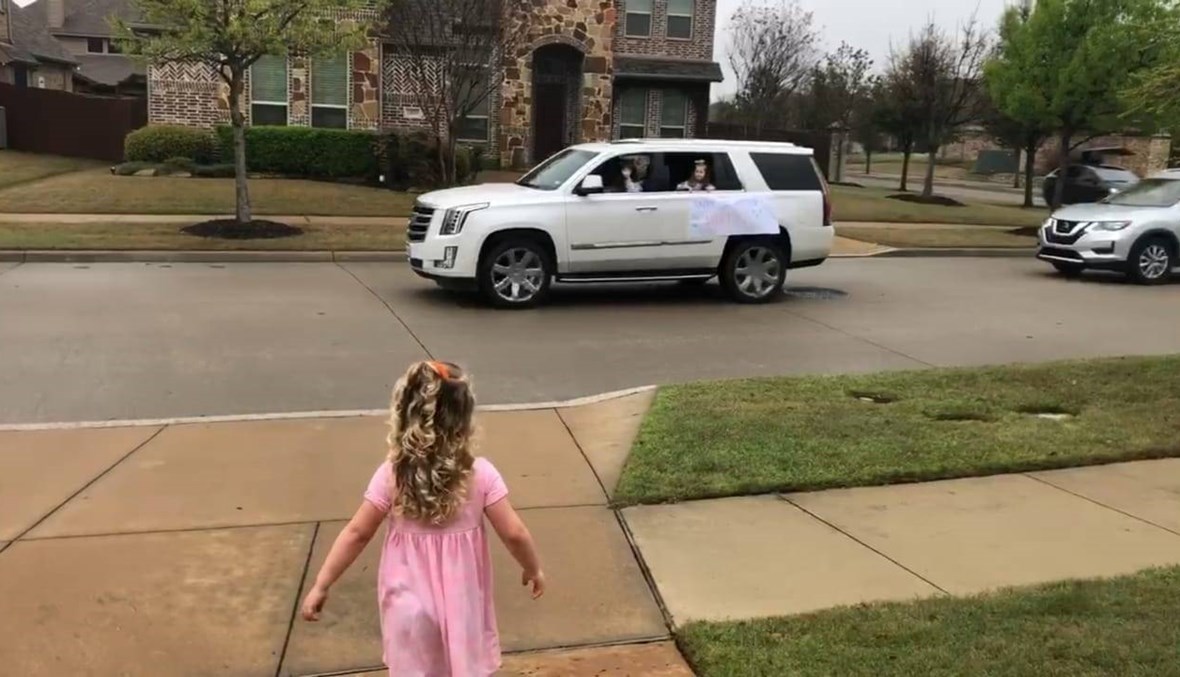 وسط مخاوف انتشار كورونا... فتاة تحتفل بعيد ميلادها الرابع على طريقتها الخاصّة (فيديو)