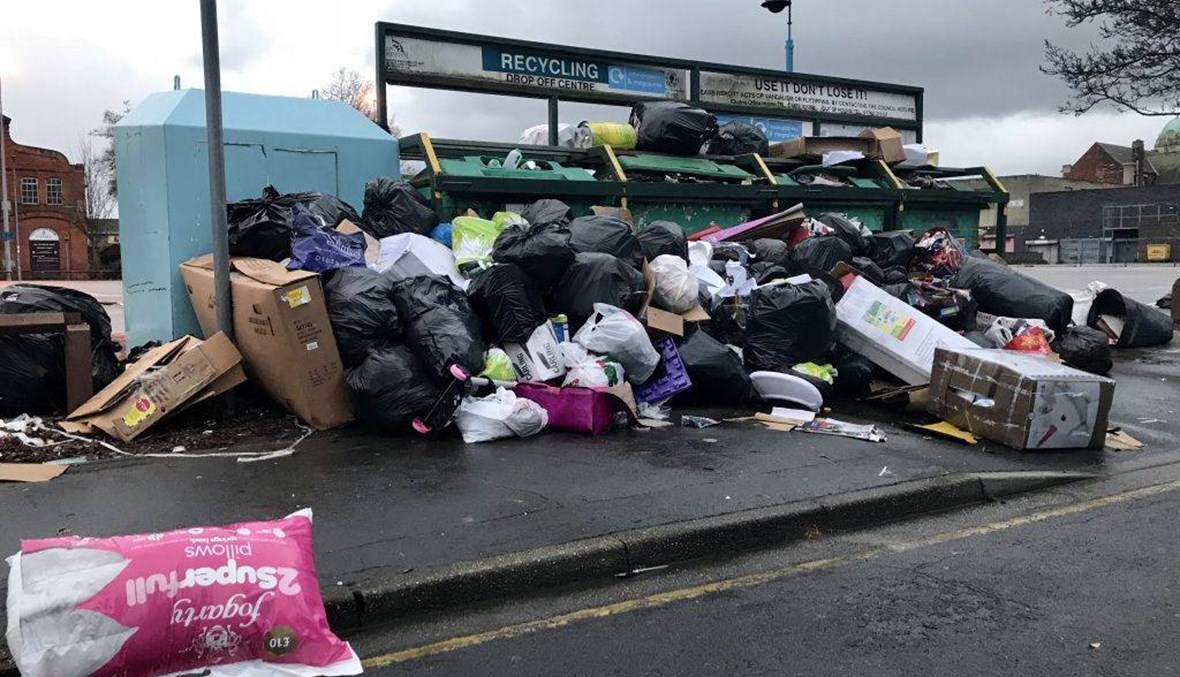 بريطانيا أمام مشكلة جديدة... الشوارع تُغمر بأطنان من النفايات