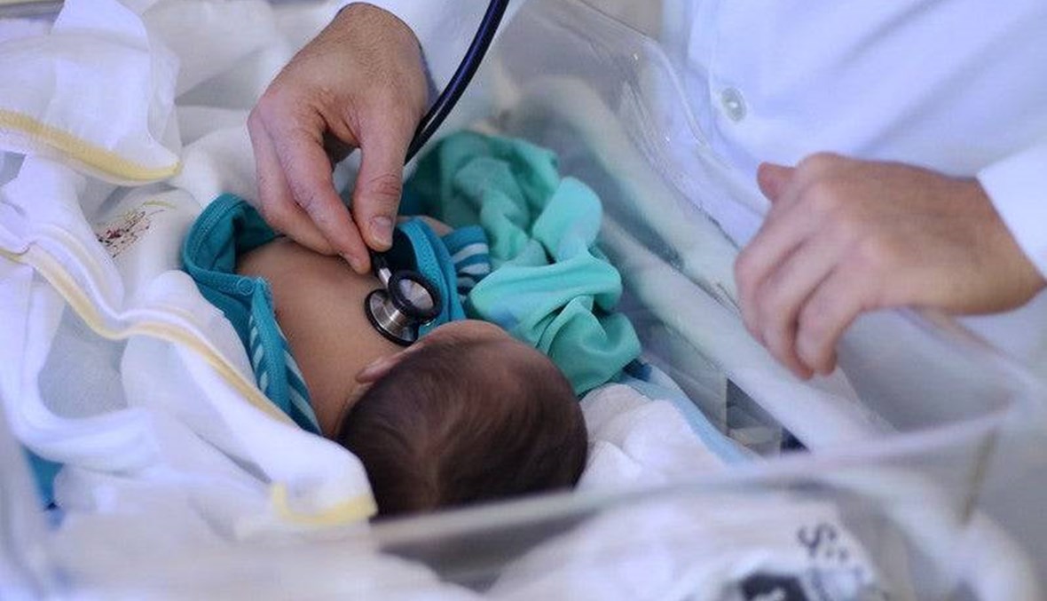 بالفيديو: لحظة مؤثرة لمسعفين يزيلون جهاز التنفس الاصطناعي لرضيع عمره أربعة أشهر