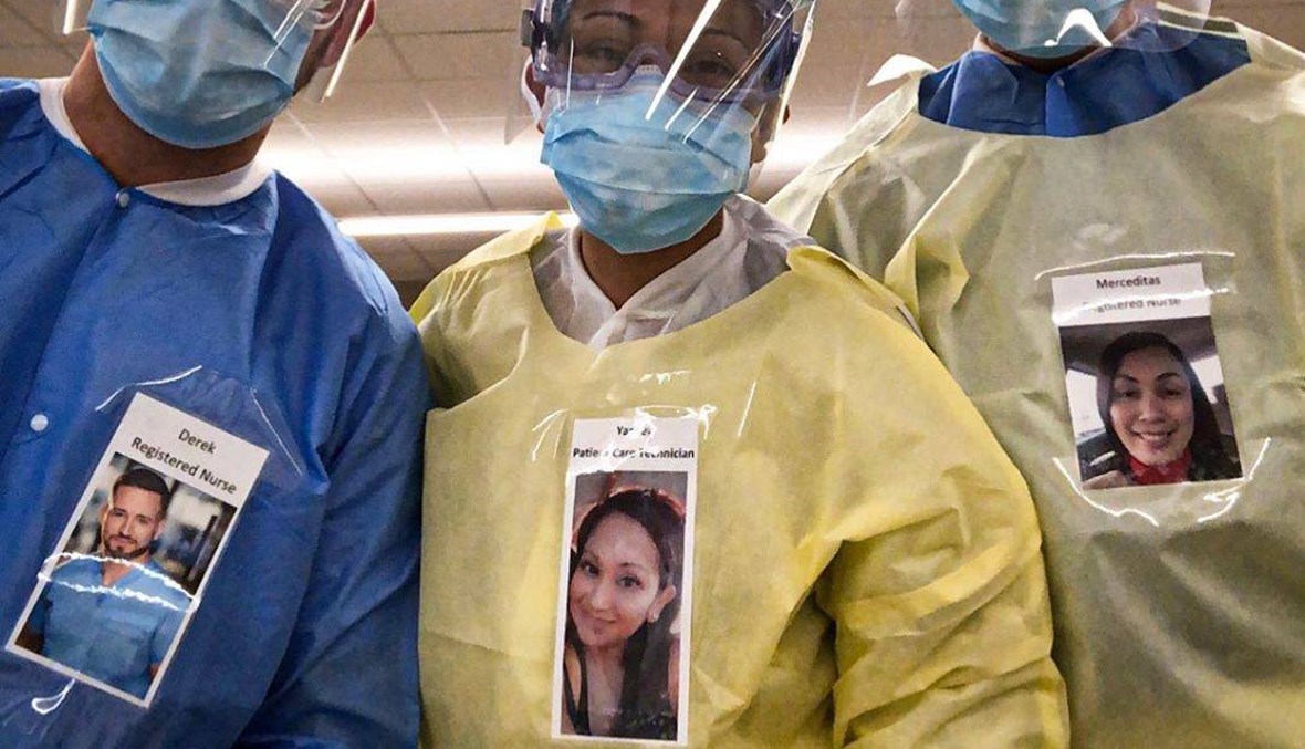 أطباء أميركيون يعلقون صورهم المتبسّمة على ملابسهم الطبية الواقية لدعم مرضى "كورونا"