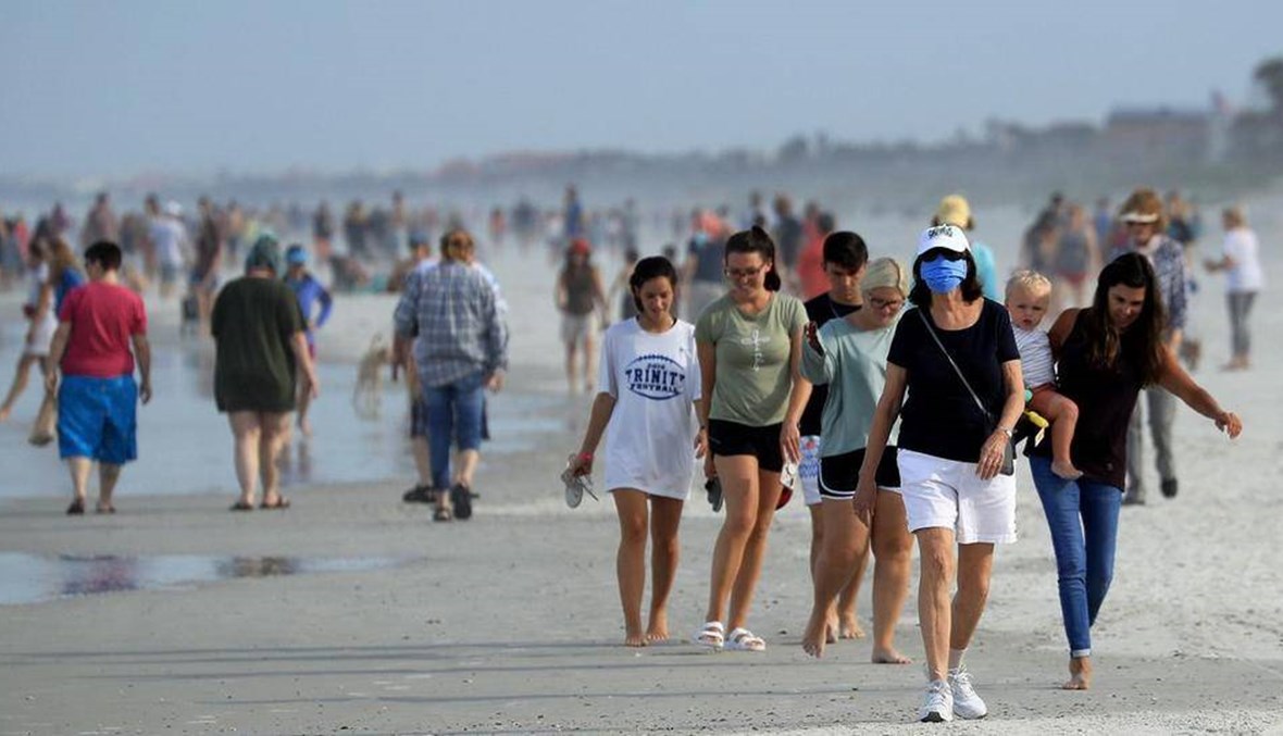 احتجاجاً على إعادة فتح شواطئ فلوريدا… محام يرتدي زيّ "ملك الموت"
