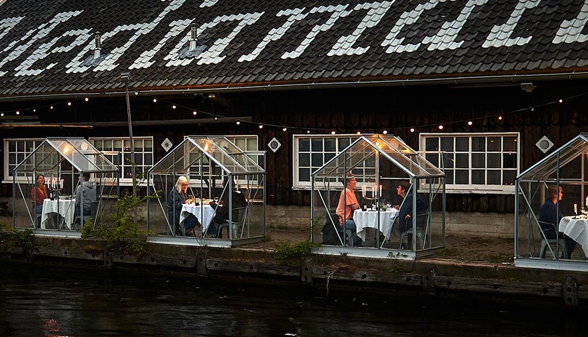 فكرة لافتة للحفاظ على مسافة آمنة... مطعم هولندي يستقبل زبائنه في "بيوت زجاجيّة"