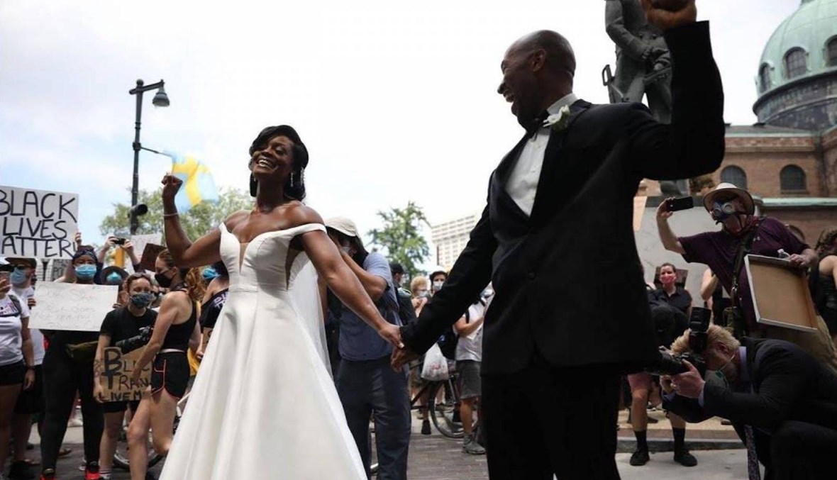 عروسان يحتفلان بزفافهما في تظاهرات فيلادلفيا... مشهد عايشه اللبنانيون (صور)