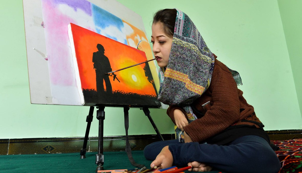 رسّامة أفغانية من ذوي الإرادات الصلبة تفتتح مركزاً لتدريب فنانين: والدي واظب على تشجيعي
