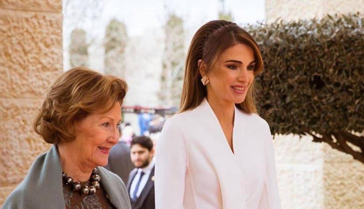 الملكة رانيا تتألق بالأبيض خلال مهمة رسمية في الأردن