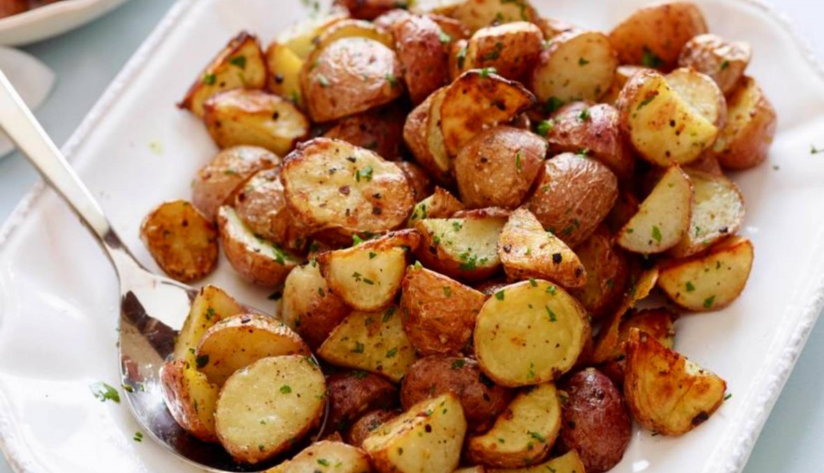 البطاطا المشوية بالثوم: خلطة شهية مع زيت الزيتون